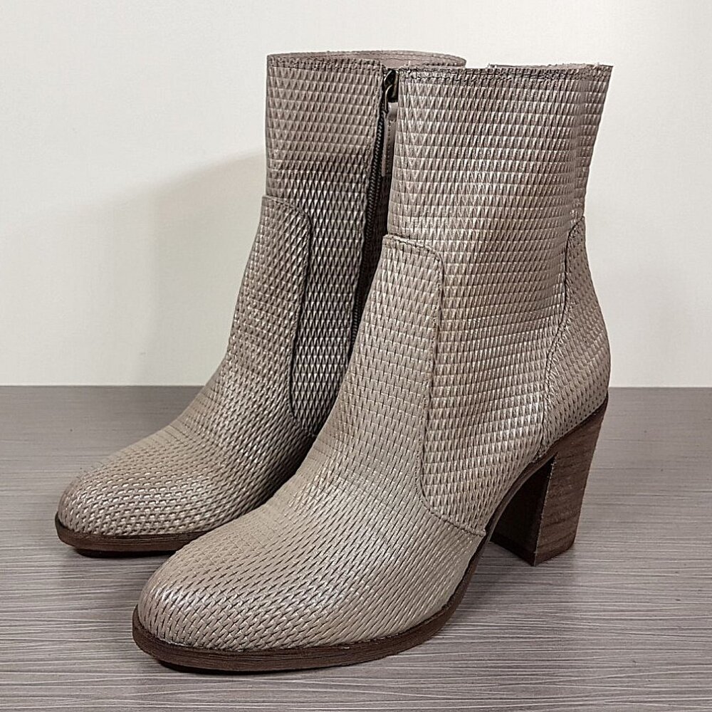 Hinge Daphne Bootie, Light Grey Leather, Womens Size 6.5